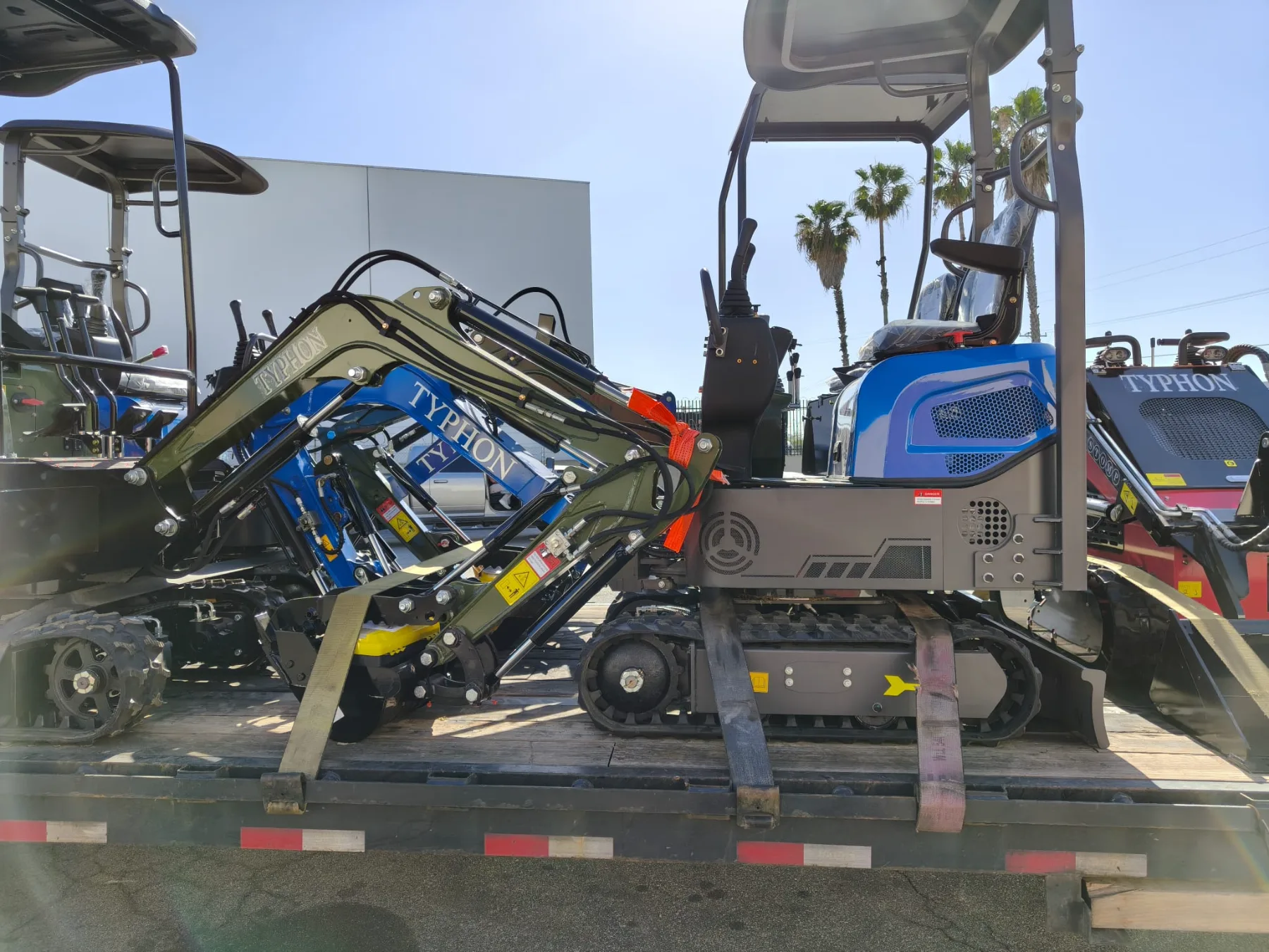 Front mast, hydraulic lift cylinders, and fork carriage on warehouse forklift