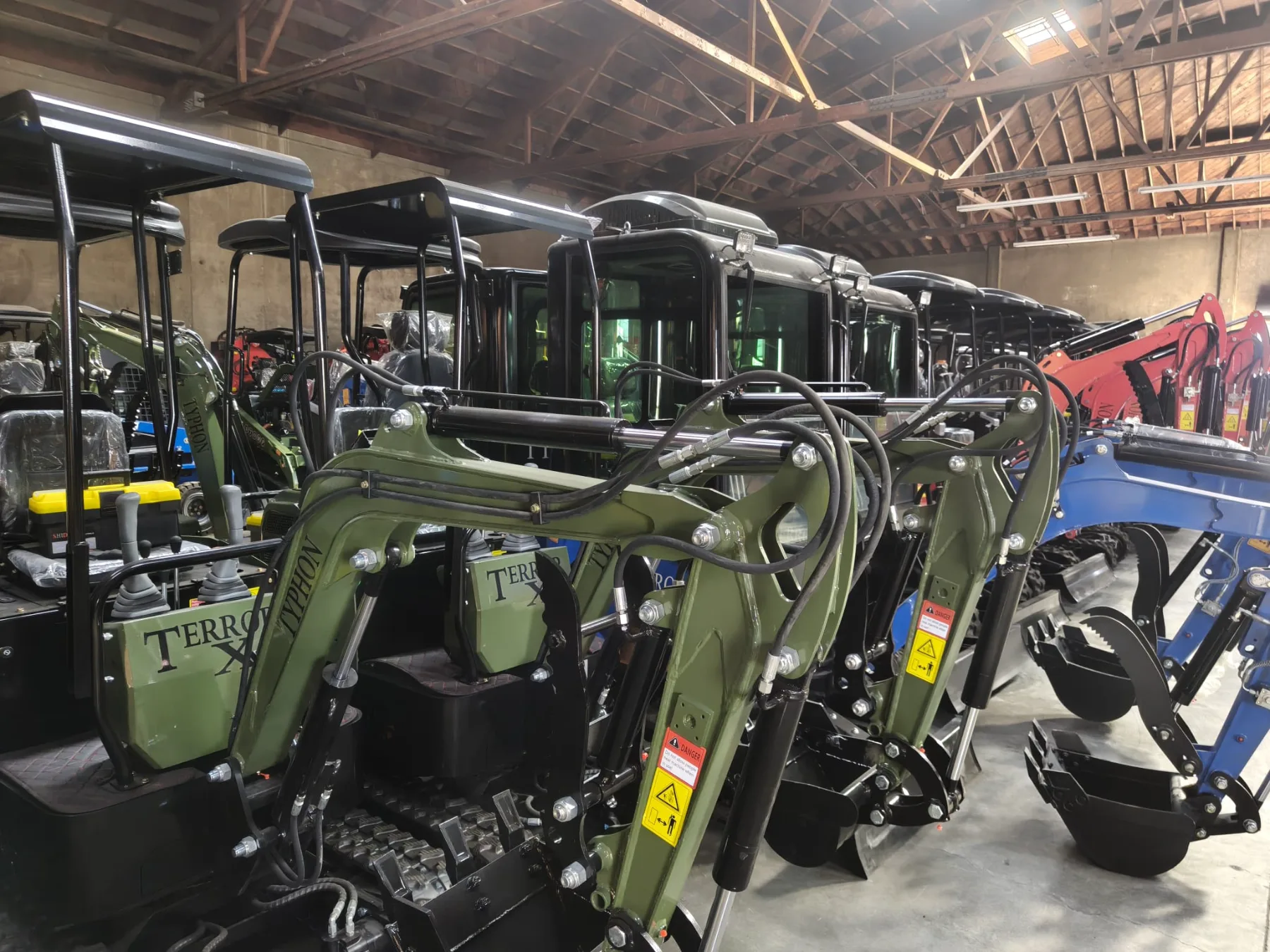 Cast iron counterweight and articulated rear steering geometry