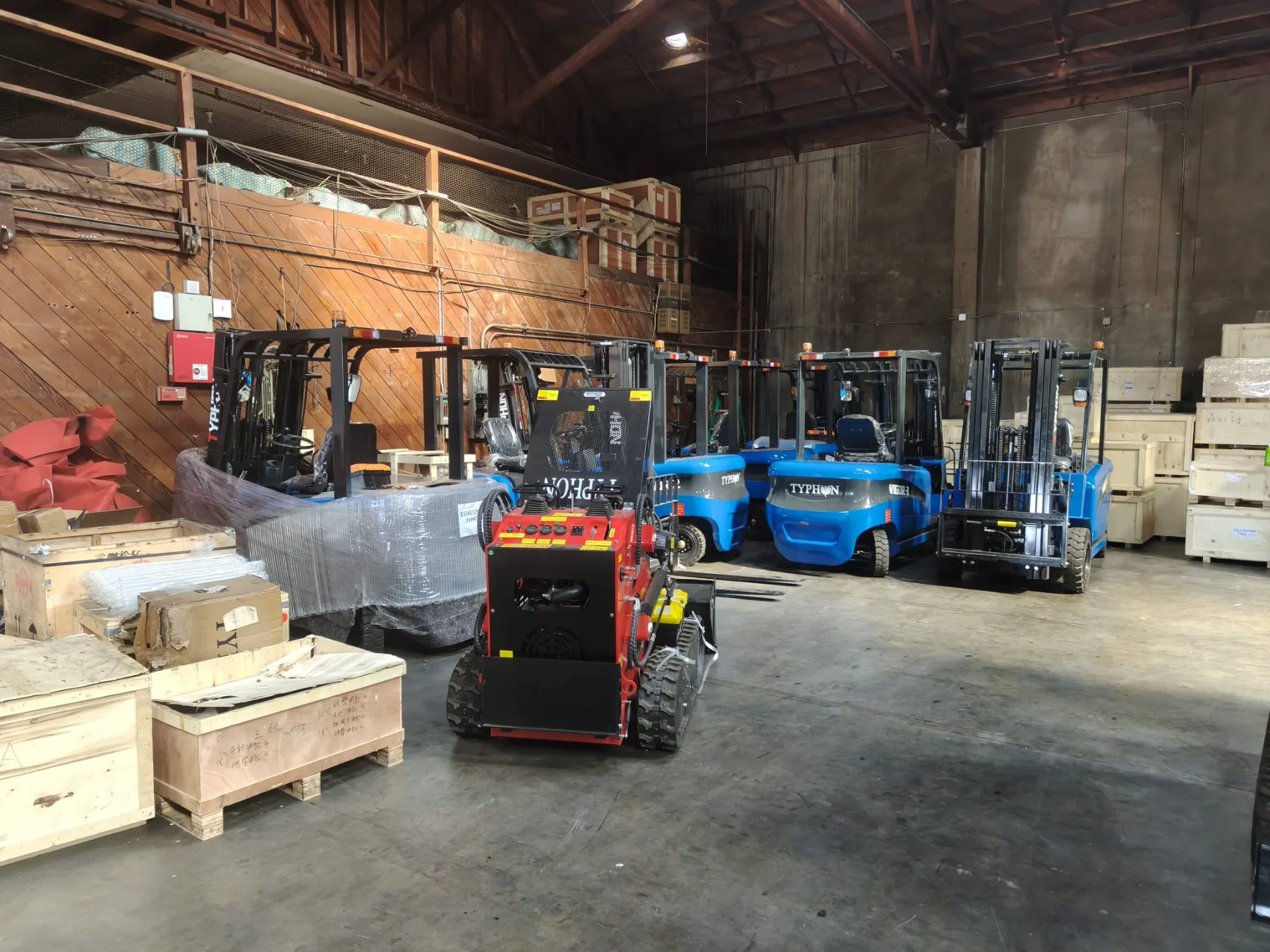 Hydraulic cylinder powering front backfill and stabilization blade