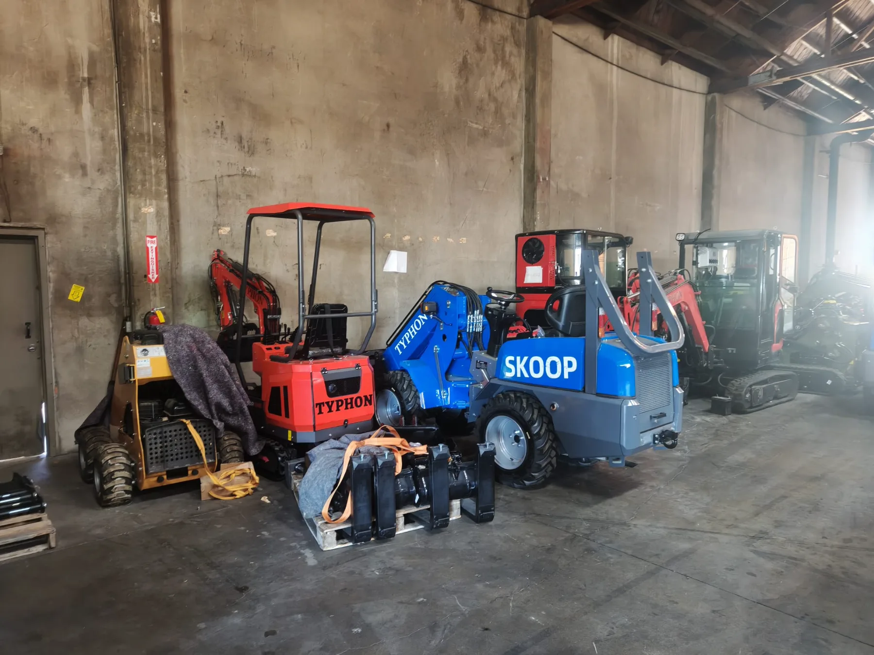 Crate lid removal exposing pristine compact excavator inside