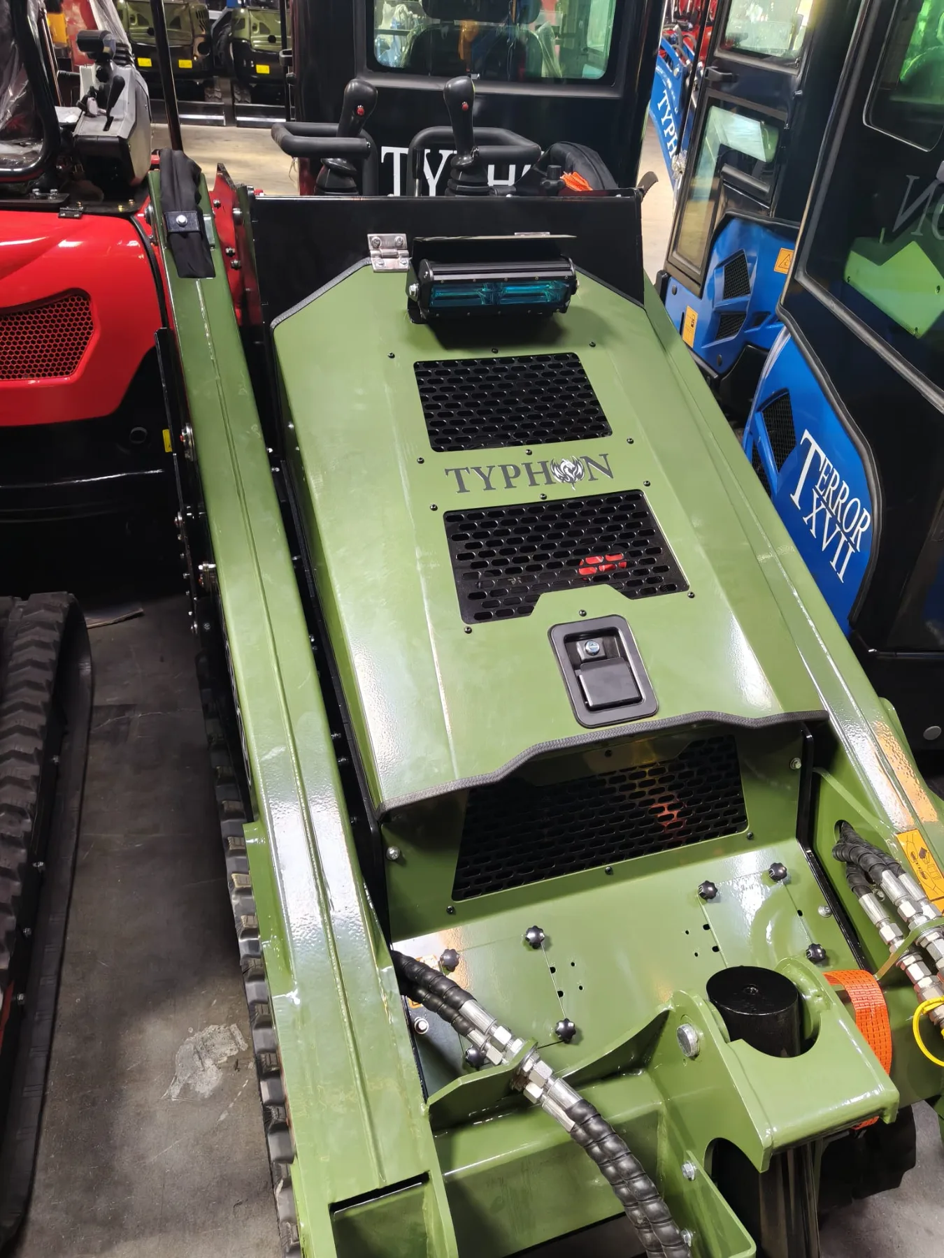 Heavy duty pivot hinge on tracked dumper bed